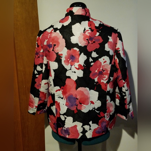 Like new Alfred Dunner Suit Jacket, Size 12P - Picture 5 of 8